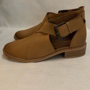 NWOT Crevo Elena Tan Leather Booties Woman’s 8